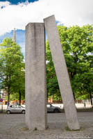 Zwei monolithische Granitpfeiler