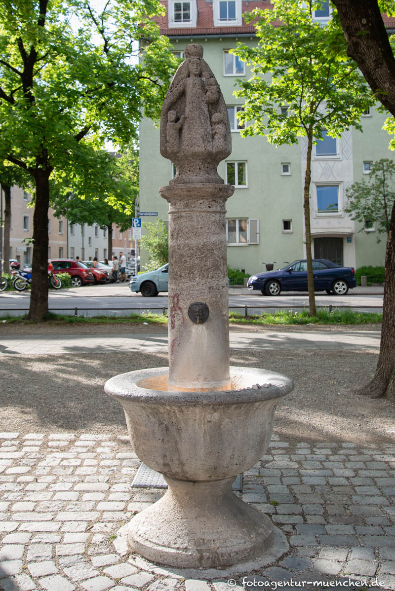 Schutzmantelmadonna-Brunnen - Frick Konstantin – Denkmal/Kunstwerk in München