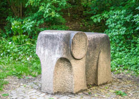 Kleiner, leicht stilisierter Elefant