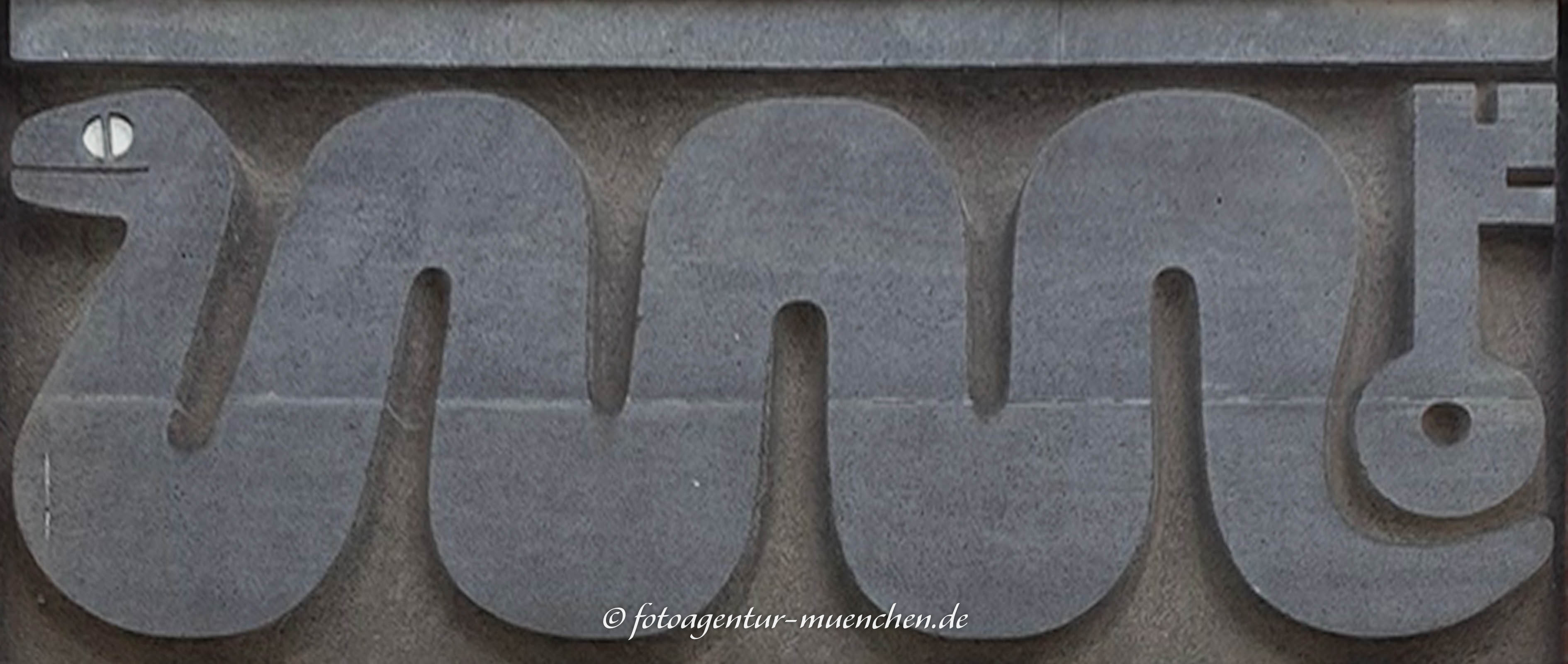 Schlangenrelief