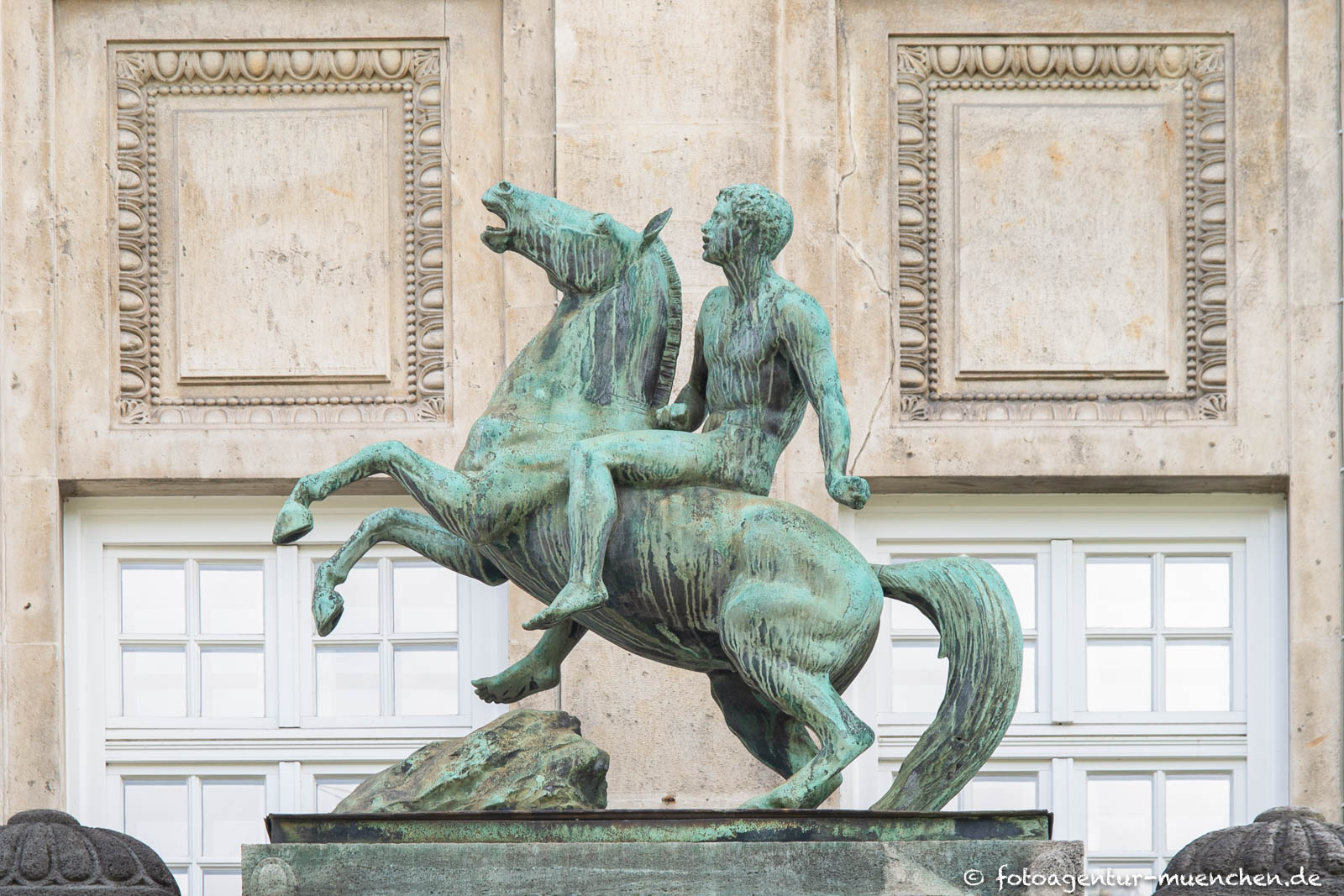 Aufsteigendes Pferd mit Reiter