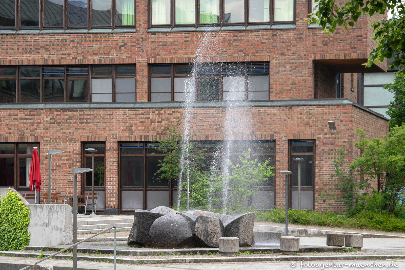 Brunnen aus gerundeten Steinen