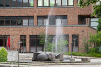 Brunnen aus gerundeten Steinen