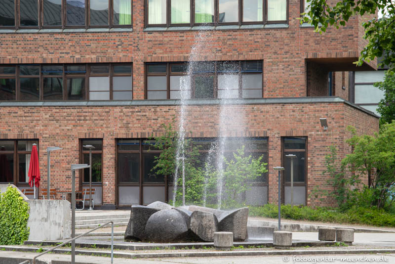 Brunnen aus gerundeten Steinen - Krivcevic Ivo – Denkmal/Kunstwerk in München
