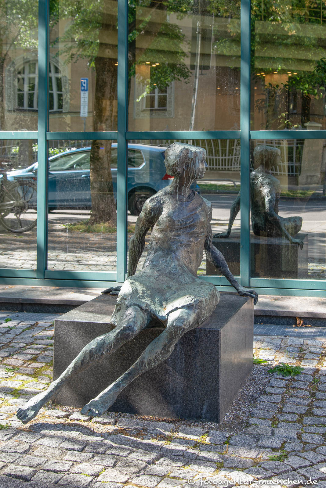 Sitzende Frau
