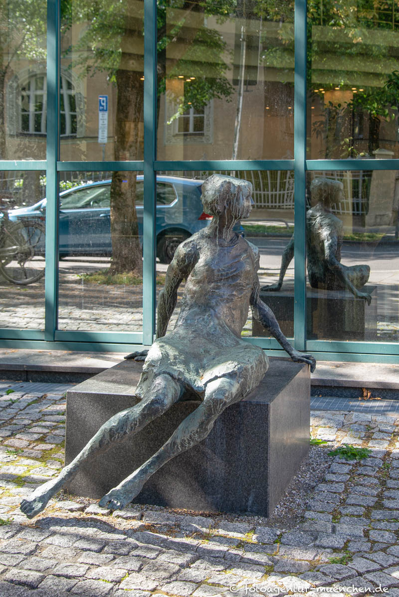 Sitzende Frau - Backmund Klaus – Denkmal/Kunstwerk in München