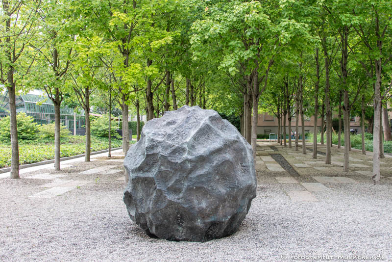 Ohne Titel (Meteorit) - Kleinknecht Hermann – Denkmal/Kunstwerk in München