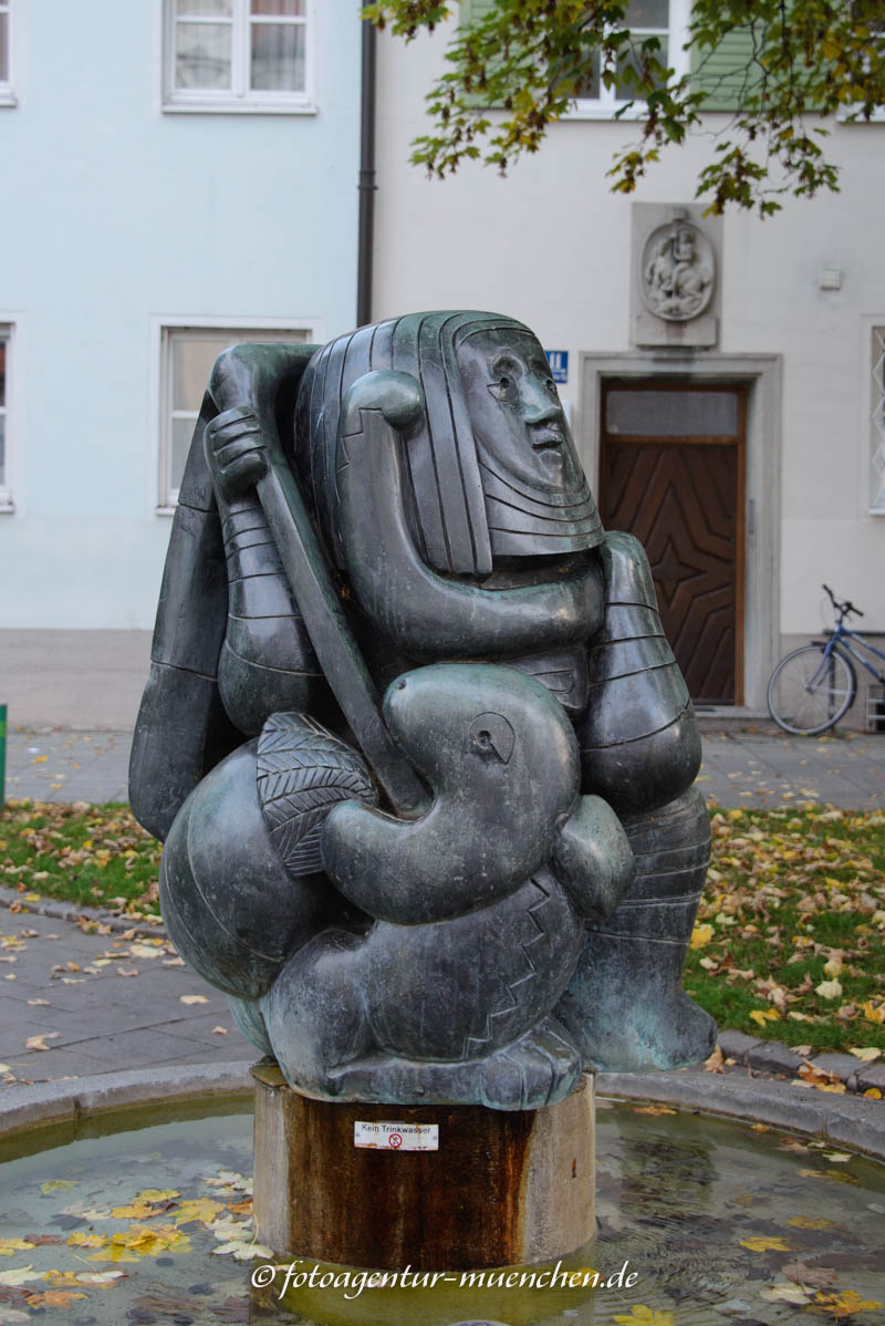 Brunnen - Drachentöter - Fazekas Angelika – Denkmal/Kunstwerk in München