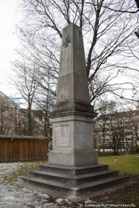 Kriegerdenkmal: Obelisk in ehemaliger Maximilian-II-Kaserne