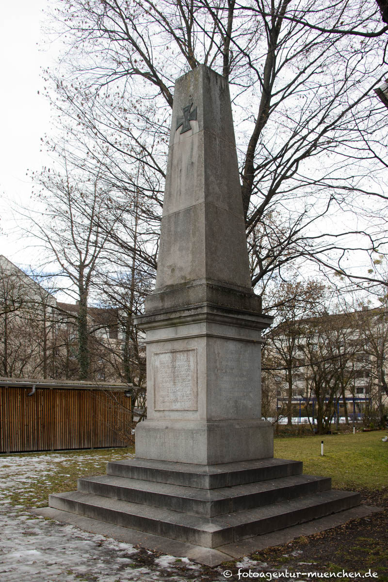 Obelisk in ehemaliger Maximilian-II-Kaserne – Denkmal/Kunstwerk in München