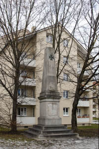 Obelisk in ehemaliger Maximilian-II-Kaserne