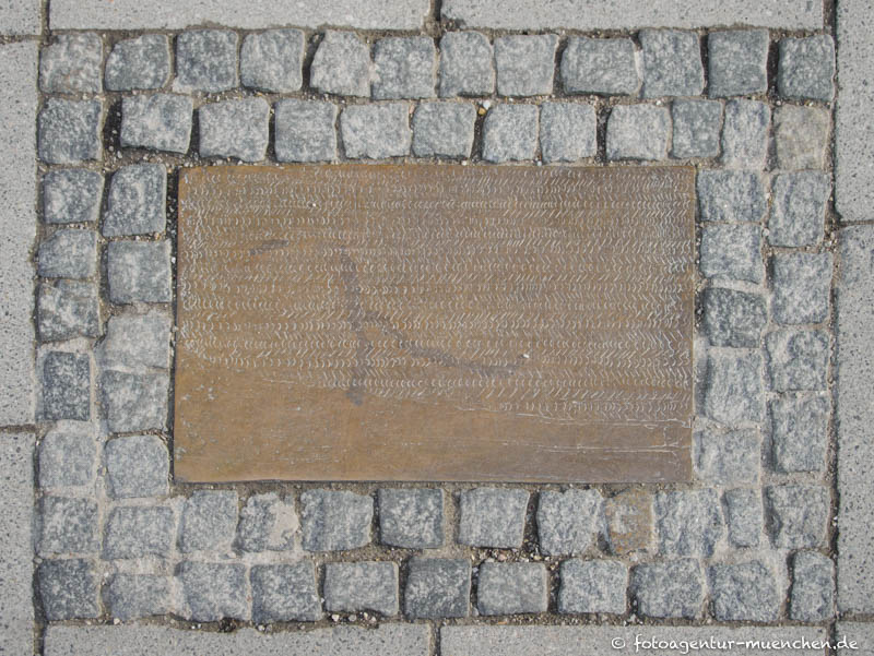 Bodenplatte  Denkmal? Kunstwerk? – Denkmal/Kunstwerk in München