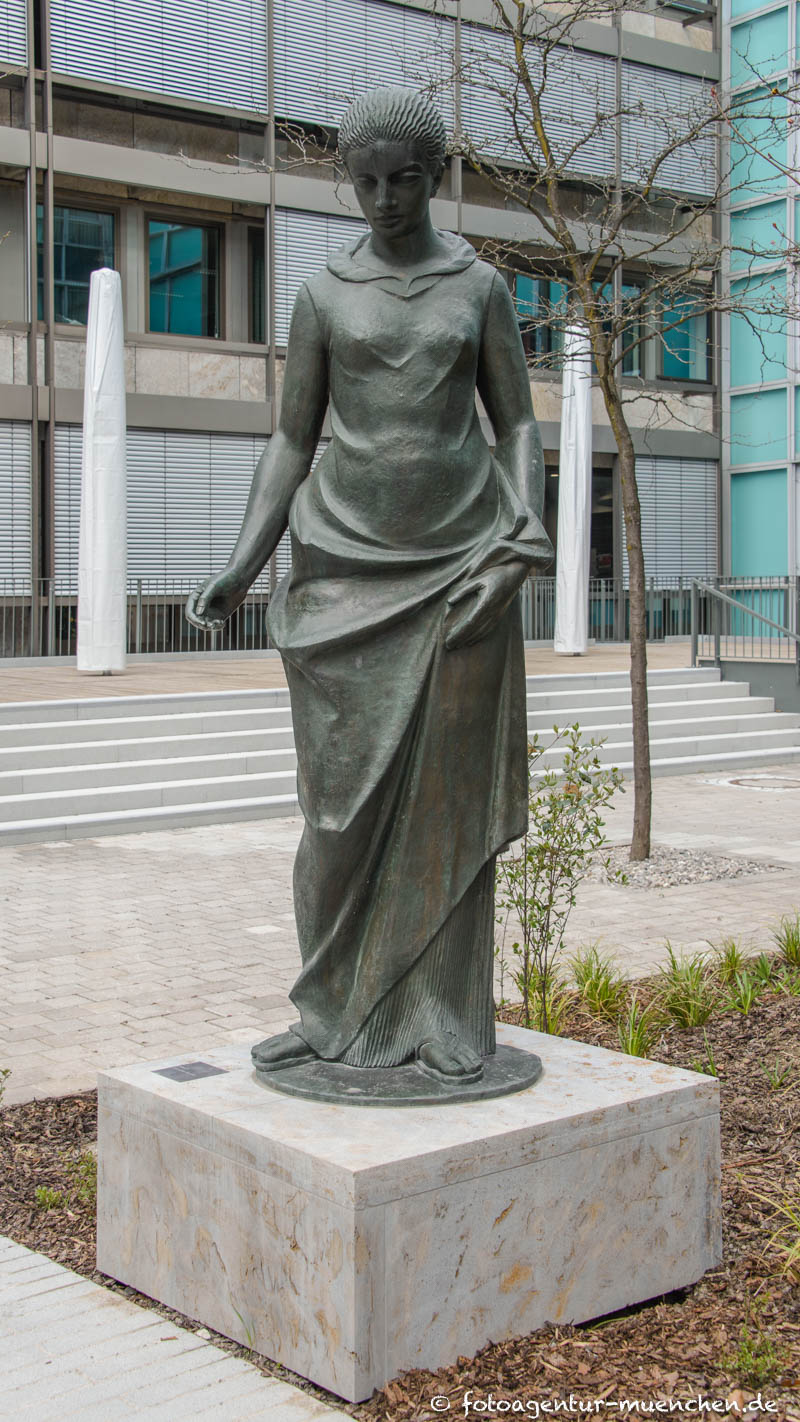 Die Braut - Kroher Karl – Denkmal/Kunstwerk in München
