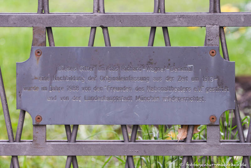 Gedenktafel für die Stifter der Gittereinfassung des Richard-Wagner-Denkmals – Denkmal/Kunstwerk in München