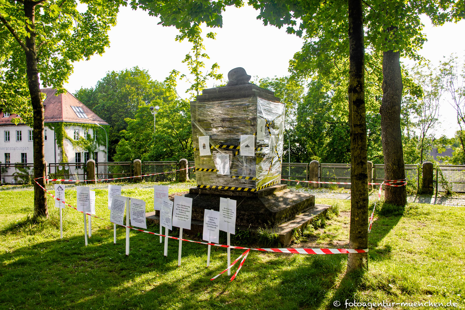 Kriegerdenkmal - Heilig-Kreuz-Kirche
