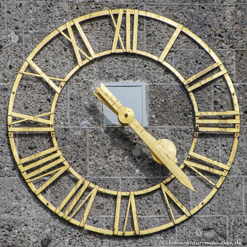 Königin des Friedens - Uhr