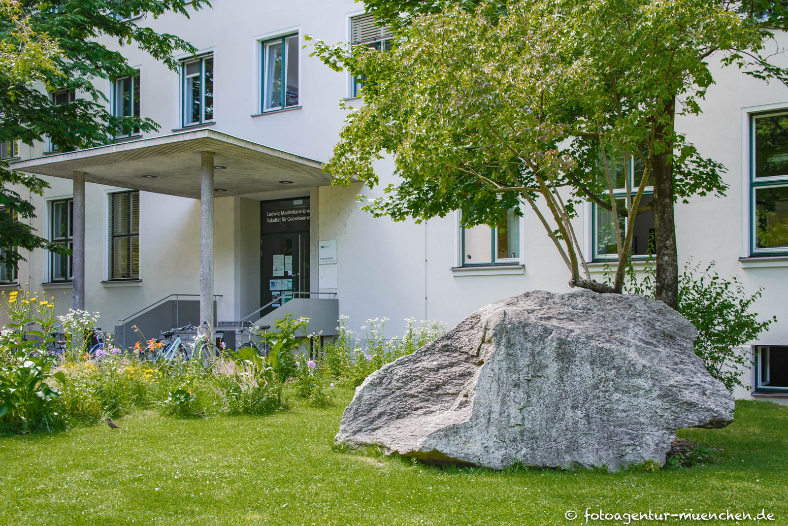 Findling vor dem Geowissenschaftliches Institut