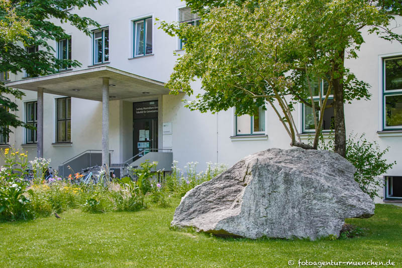 Findling vor dem Geowissenschaftliches Institut