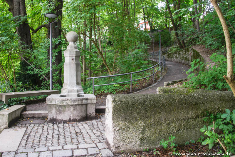 Kugelbrunnen - Blössner August – Denkmal/Kunstwerk in München
