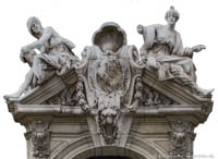 Zwei weibliche Figuren