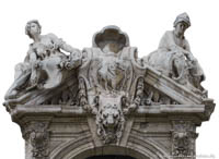 Zwei weibliche Figuren mit Buch