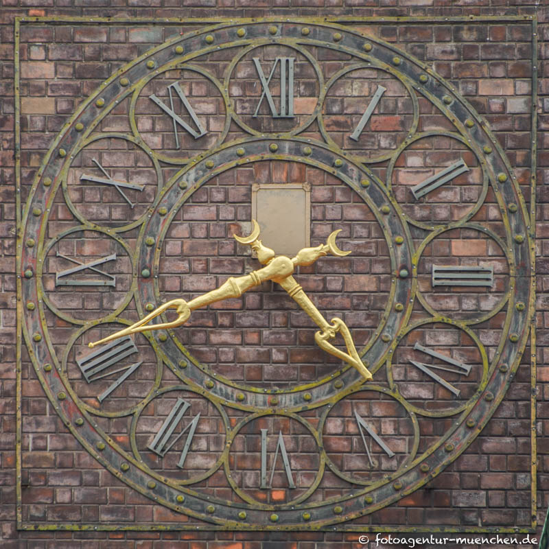 Neues Justizgebäude - Uhr