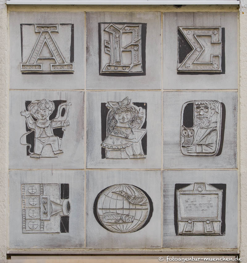 Hausschmuck - Pädagisches Institut – Denkmal/Kunstwerk in München