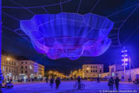 Kunstwerk „Earthtime 1.26 Munich“ von Janet Echelman – Foto aus München