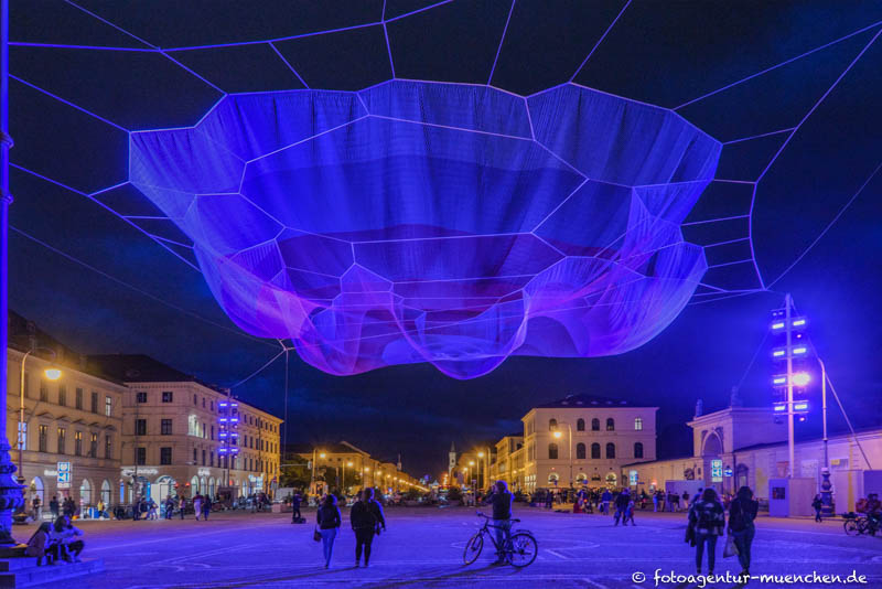 Kunstwerk „Earthtime 1.26 Munich“ von Janet Echelman