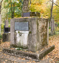 Kriegerdenkmal: Grab - für den französischen General Louis Bastoul