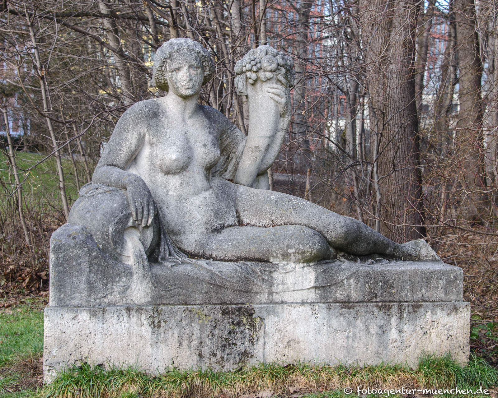 Liegende Quellennymphe