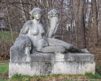 Liegende Quellennymphe