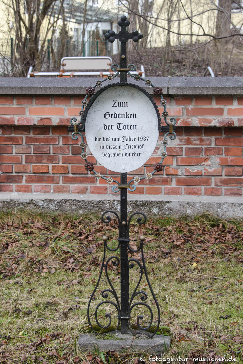 Gedenkkreuz Riemer Friedhof – Denkmal/Kunstwerk in München