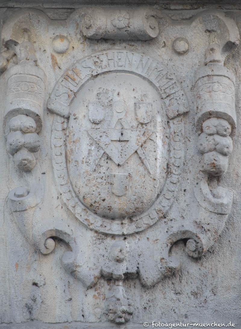 Emblem - Hochbau - Düll Heinrich, Pezold Georg – Denkmal/Kunstwerk in München