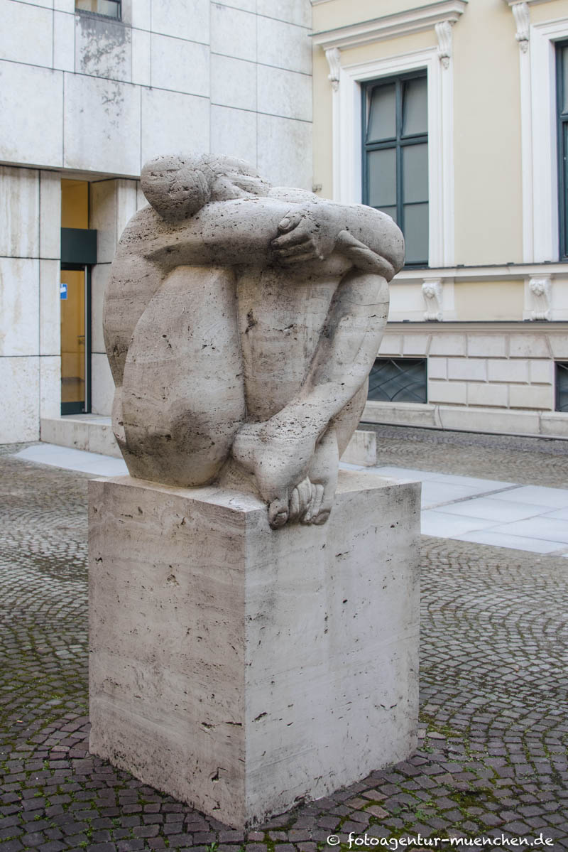 Hockende - Uhlig Wilhelm – Denkmal/Kunstwerk in München