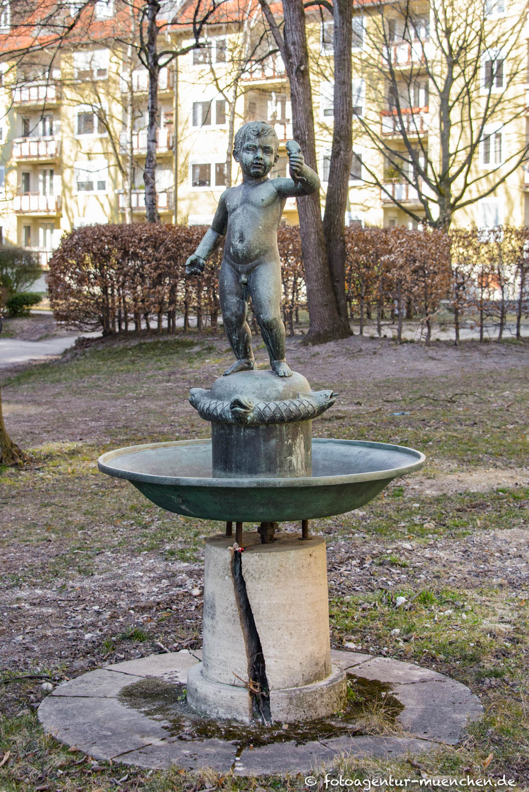 Brunnen - Junge mit Fisch
