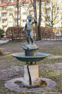 Brunnen - Junge mit Fisch