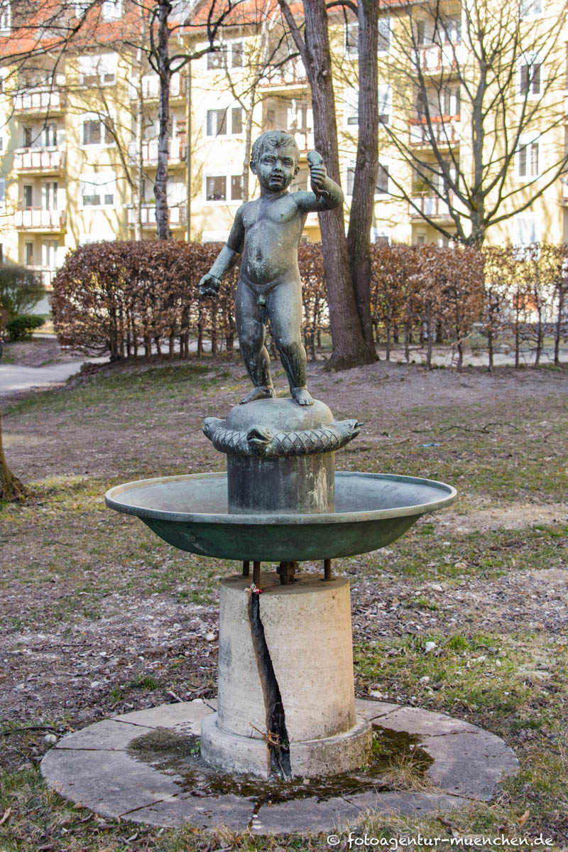 Brunnen - Junge mit Fisch - Faltermeier Heinrich – Denkmal/Kunstwerk in München