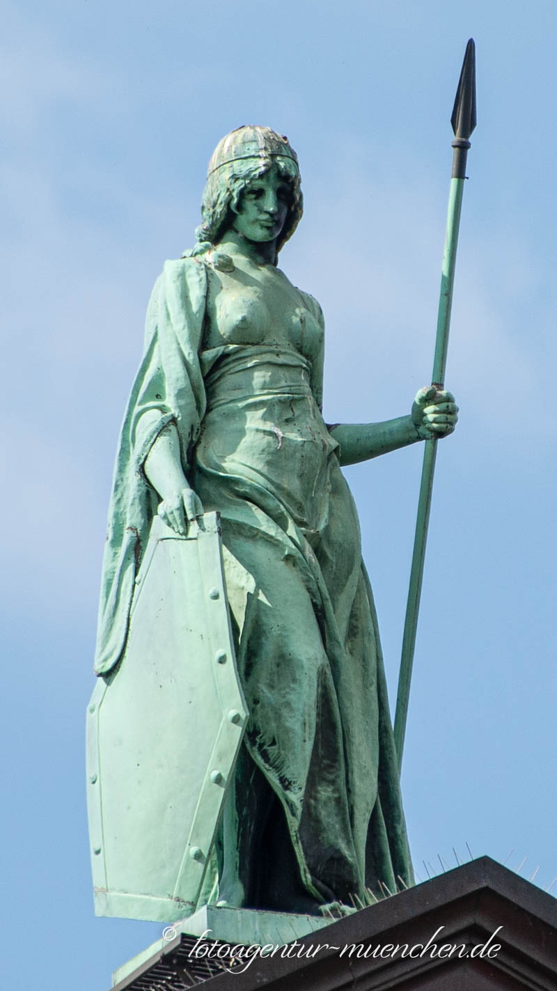 Weibliche Allegorie mit Speer - Hygin Kiene, Kaindl Anton – Denkmal/Kunstwerk in München