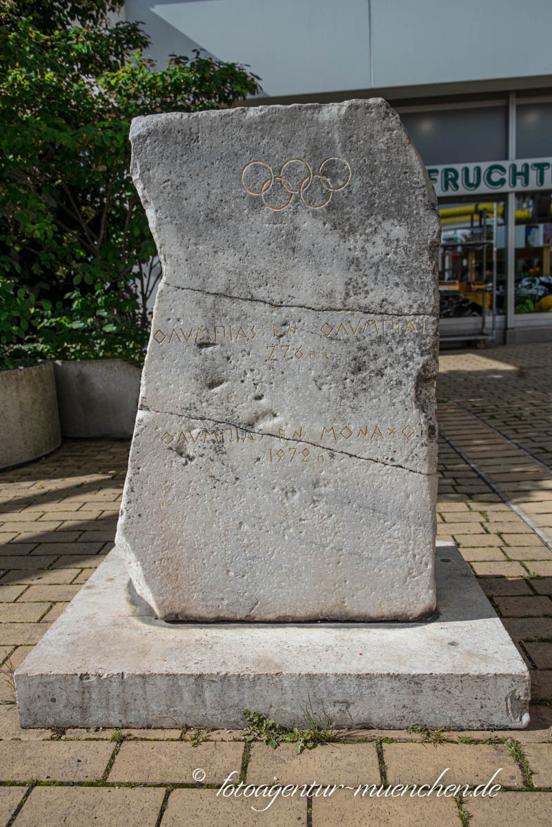 Marmorblock der Echohalle – Denkmal/Kunstwerk in München