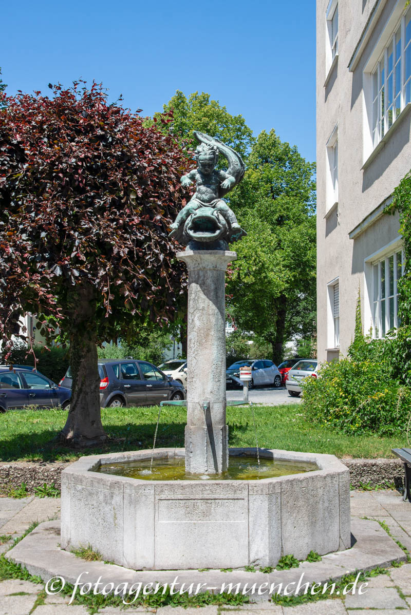 Knabe auf Waller - Liebermann Ferdinand – Denkmal/Kunstwerk in München