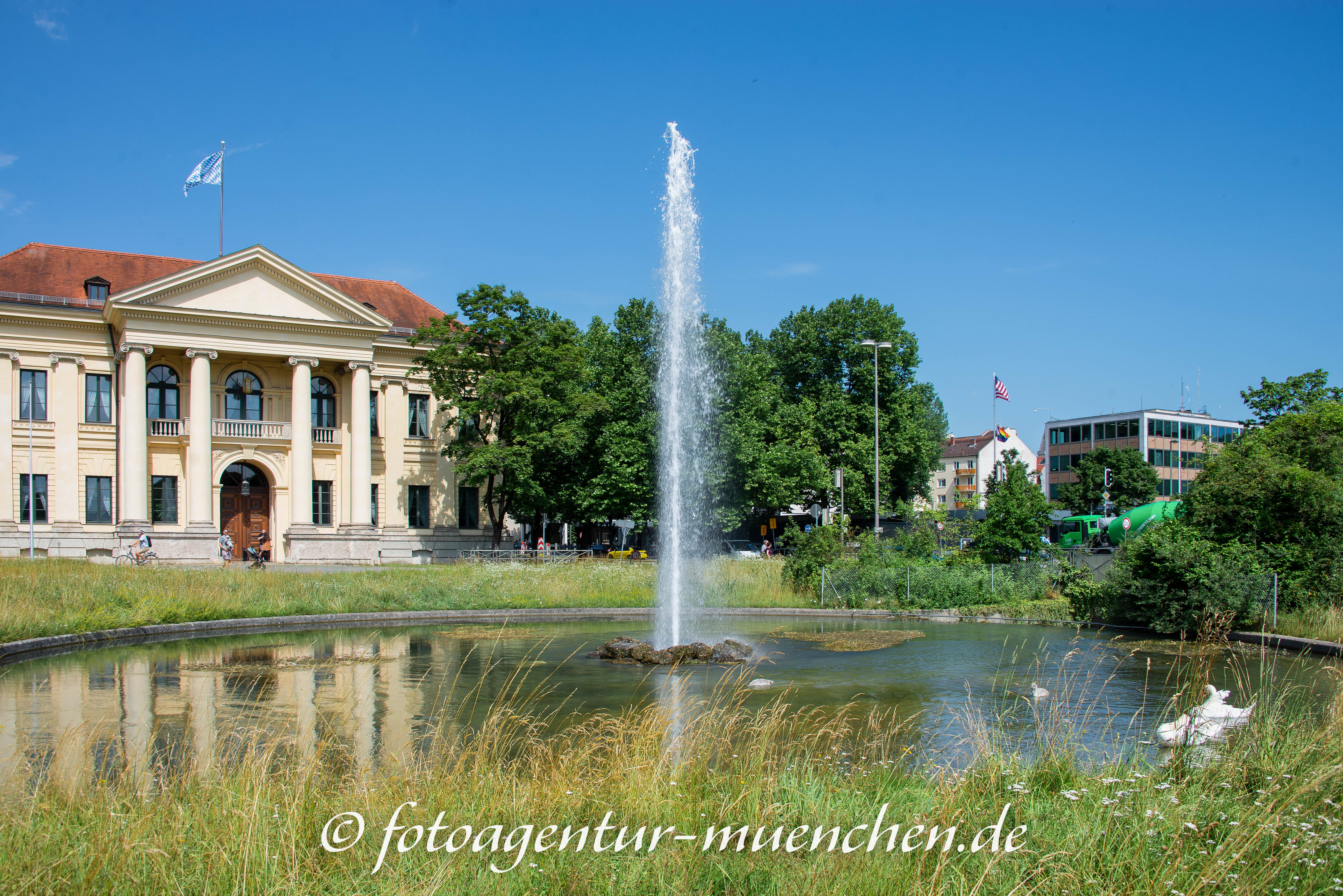 Springbrunnen vor dem Prinz-Carl-Palais