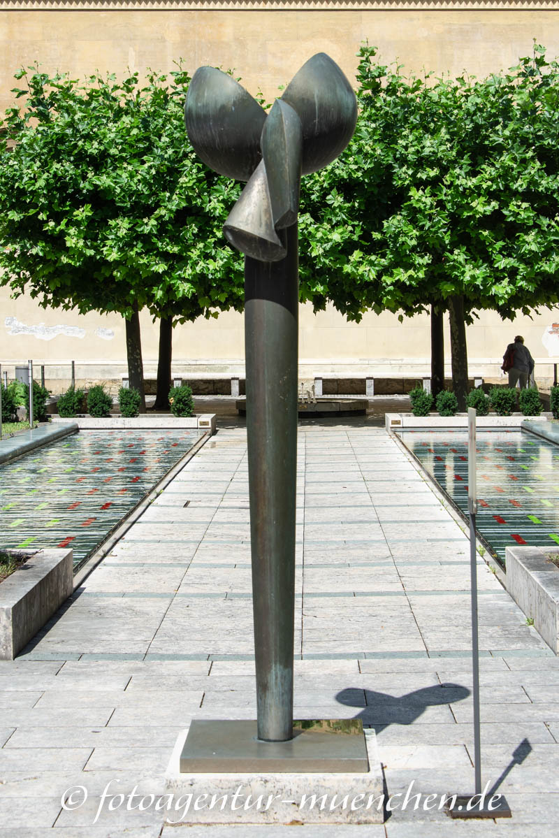 Flora III - Koenig Fritz – Denkmal/Kunstwerk in München