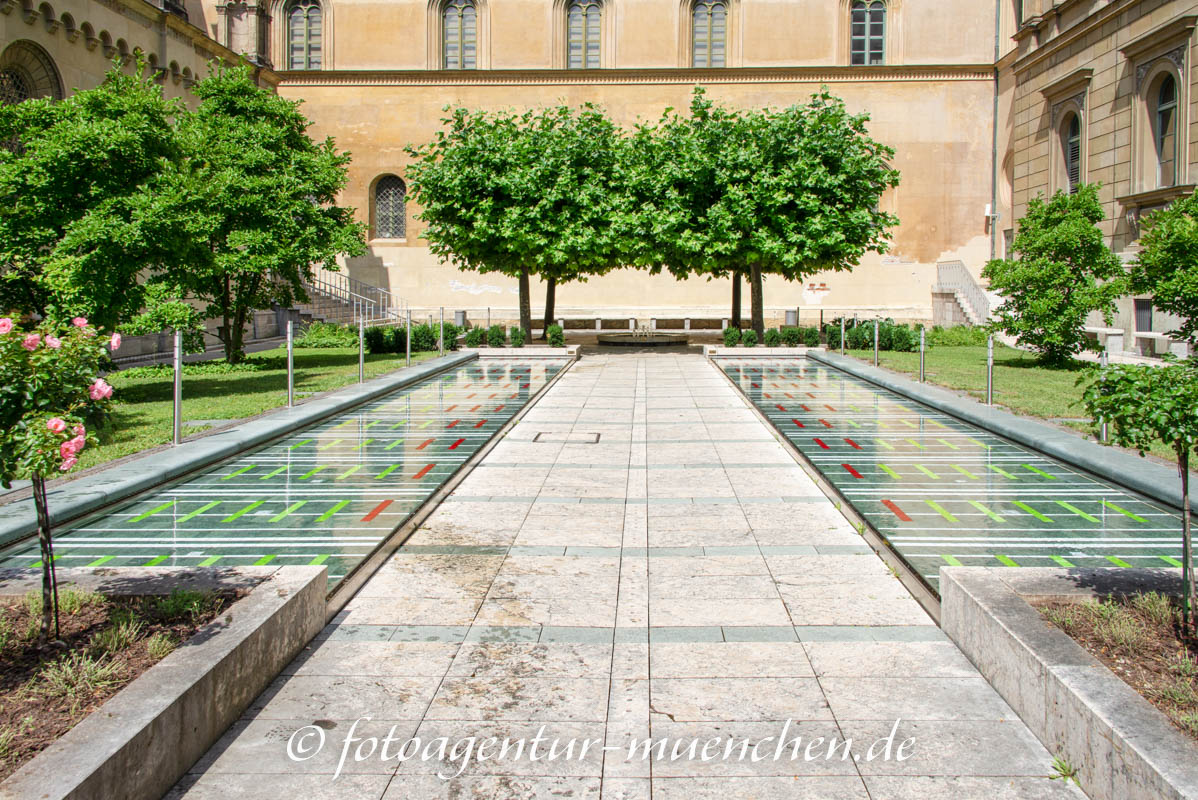 Wasserbecken im Kabinettsgarten - Kluska Peter – Denkmal/Kunstwerk in München
