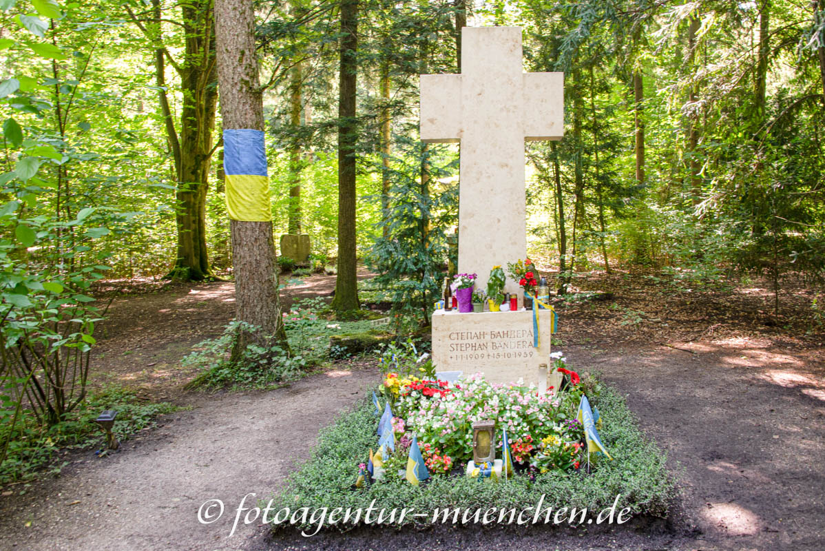 Grab von Stepan Bandera mit Farbe übergossen