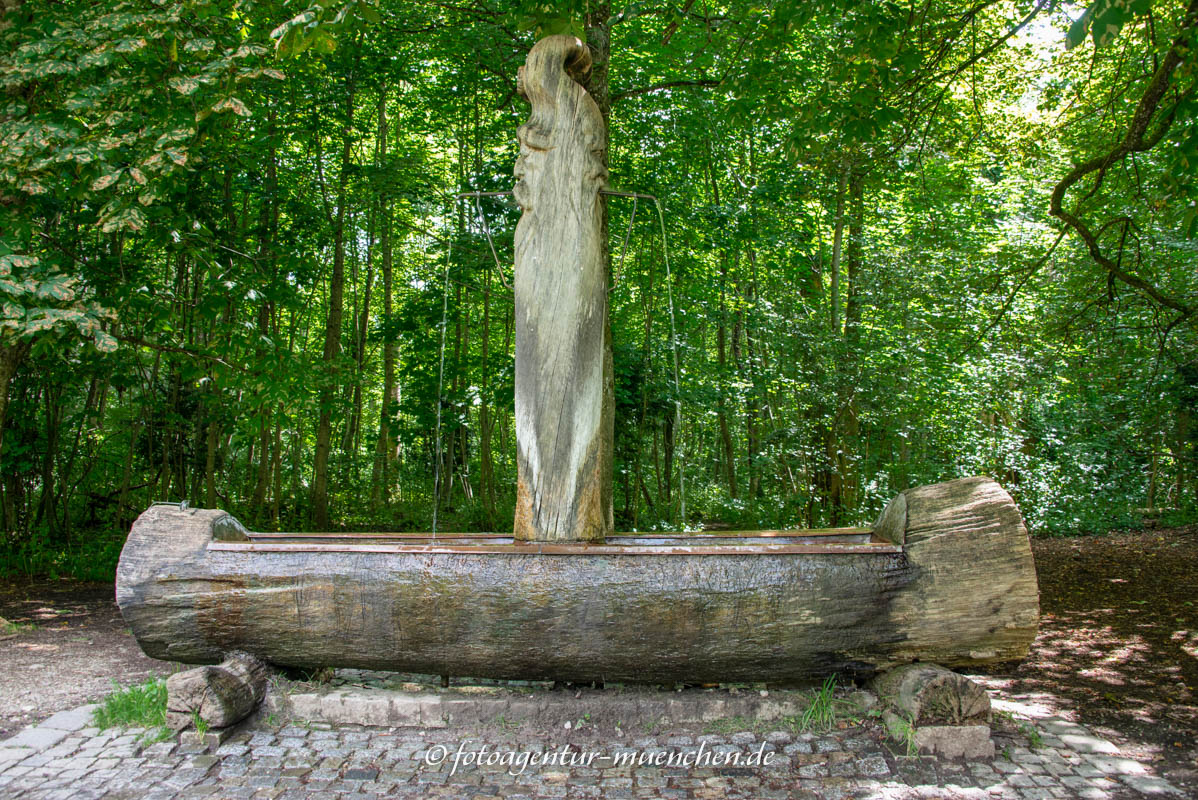 Holztrogbrunnen „Wasserspeiender Faun“ - Ostenrieder Max, Preis Toni – Denkmal/Kunstwerk in München