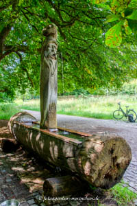 Holztrogbrunnen „Wasserspeiender Faun“ 