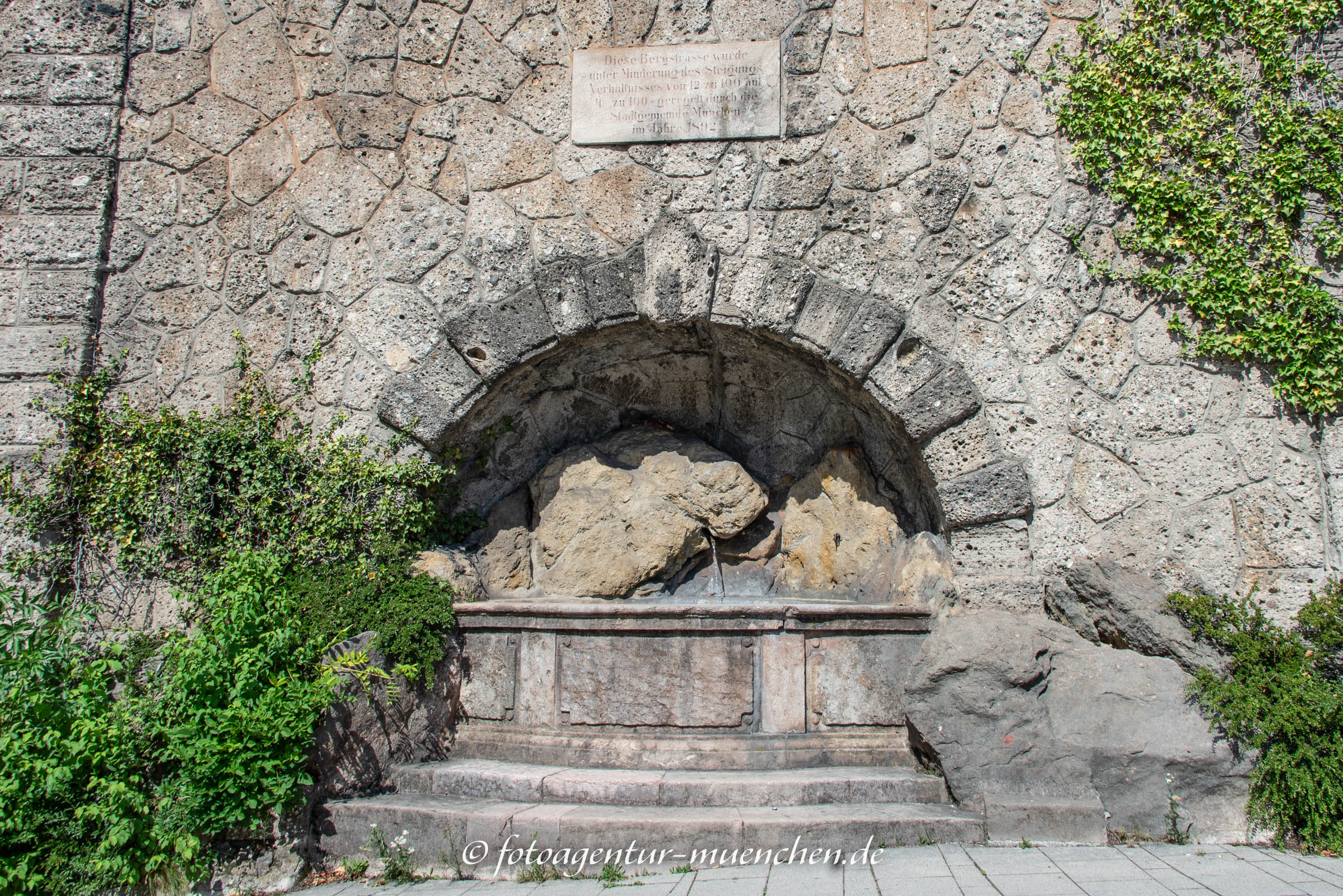 Grotte mit Steinbecken