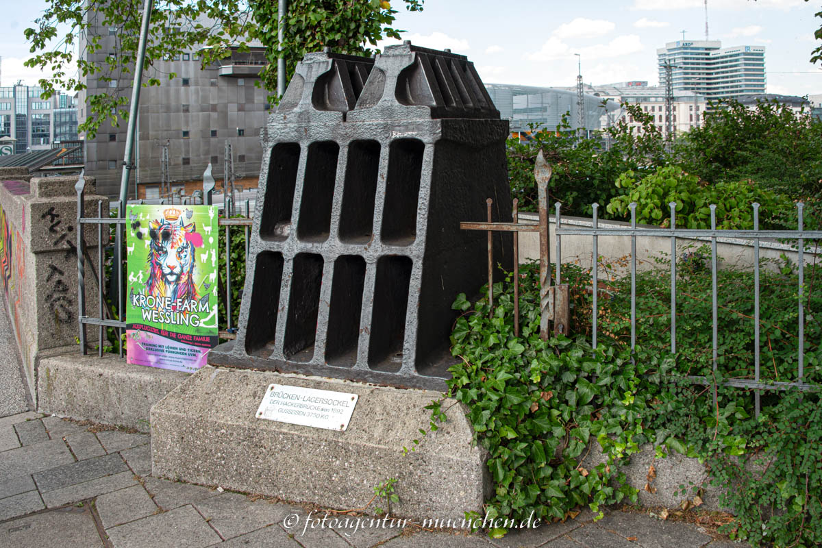 Brücken-Lagersockel – Denkmal/Kunstwerk in München