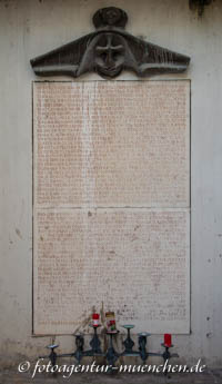 Kriegerdenkmal: Kriegerdenkmal - Kirche Namen Jesu Kirche
